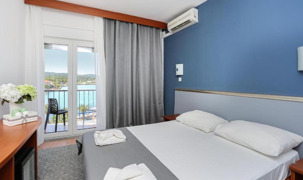 Hotel Lumbarda Luaran gambar