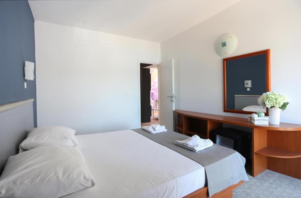 Hotel Lumbarda Luaran gambar