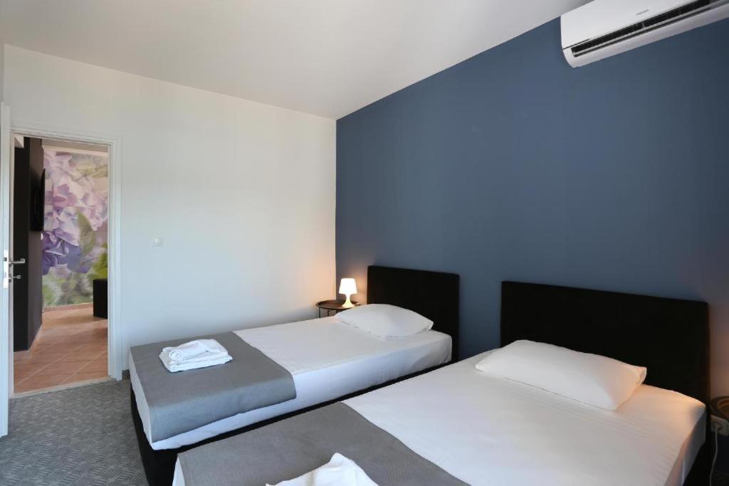 Hotel Lumbarda Luaran gambar