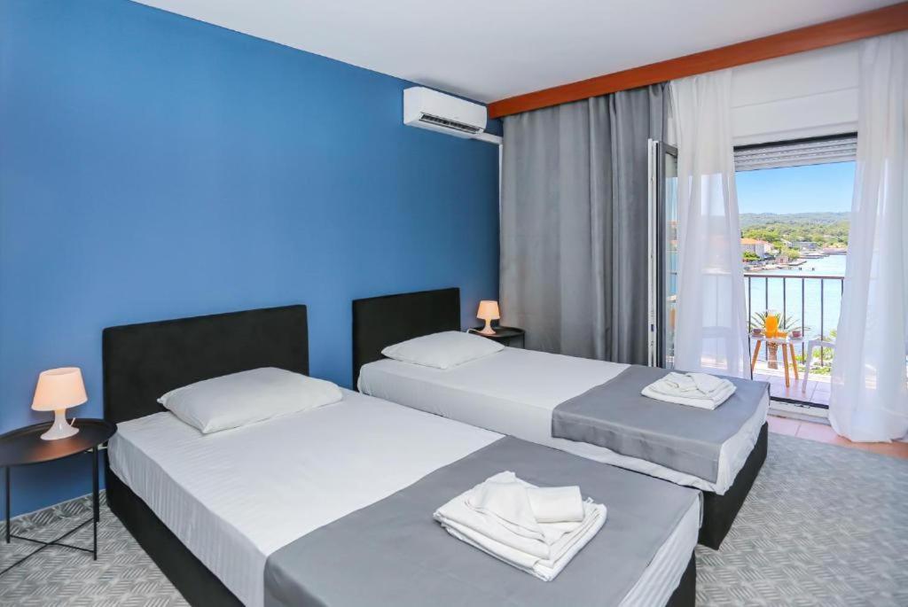 Hotel Lumbarda Luaran gambar