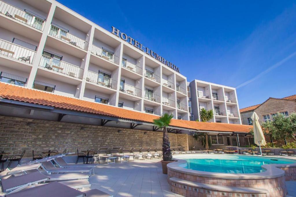 Hotel Lumbarda Luaran gambar